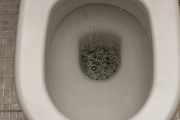 冲厕所。厕所，冲厕水。近距离图片下载