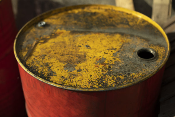 带有黄色盖子的燃料桶。红色油箱。旧罐。图片下载