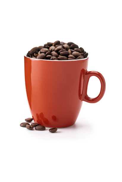 白色背景上有咖啡豆的红色杯子。本空间图片下载
