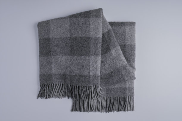 折叠格子灰色毛毯图片下载