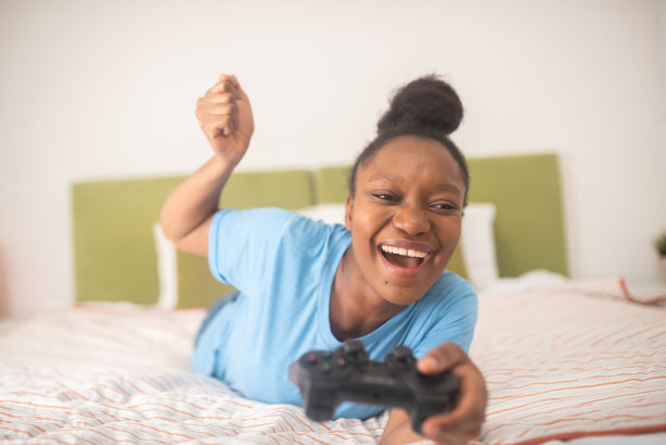 非裔美国妇女正在玩电子游戏图片下载