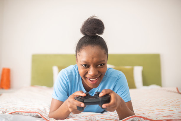 一名非洲裔美国妇女喜欢在家玩电子游戏图片下载