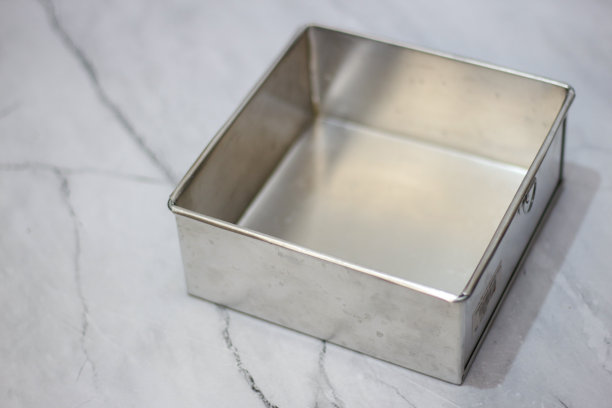 蛋糕盘或面包盘。铝锅。蛋糕模具。有选择性的重点。图片下载