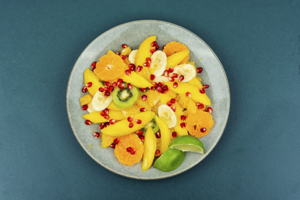 柑橘和浆果的水果沙拉。图片下载