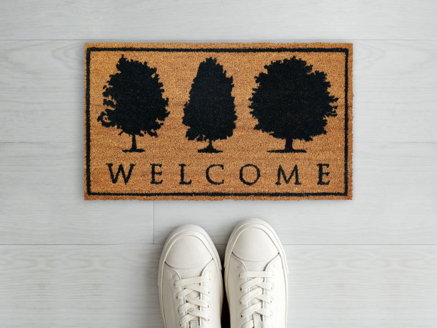 设计师欢迎进入门垫放置在白色地板和白色鞋子图片下载