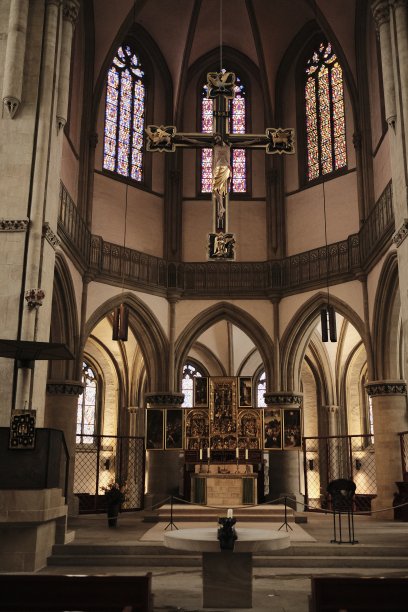 垂直拍摄的基督教大教堂内部图片下载