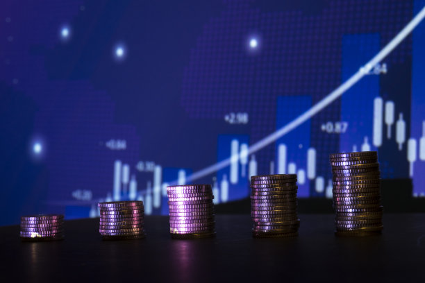 股市图表背后的一堆硬币图片下载