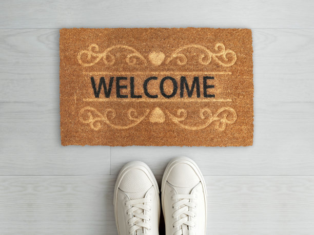 设计师欢迎进入门垫放置在白色地板和白色鞋子图片下载