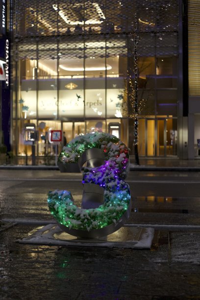 在白雪皑皑的日本东京银座的一条街道上，垂直拍摄的3号灯图片下载