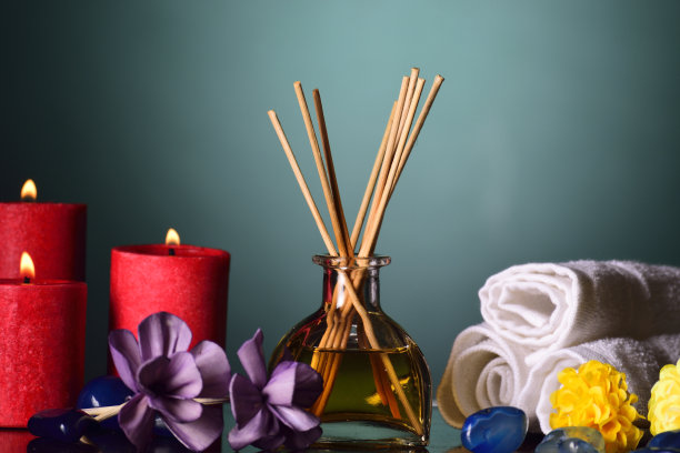 芦苇扩散器，蜡烛和香薰花图片下载