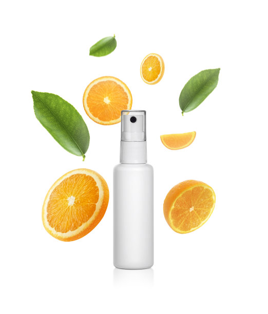 塑料喷瓶和掉落的多汁橙与绿叶背景。飞散焦的橘子片。适用于广告图片下载