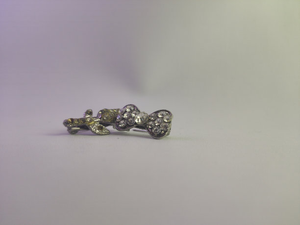 银色胸针，领结图片下载