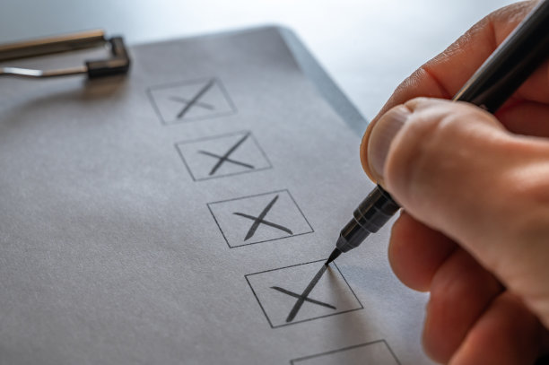 用黑色的笔在黑色的写字板上核对清单图片下载