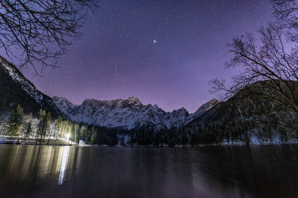 弗辛湖的寒冷星空图片下载