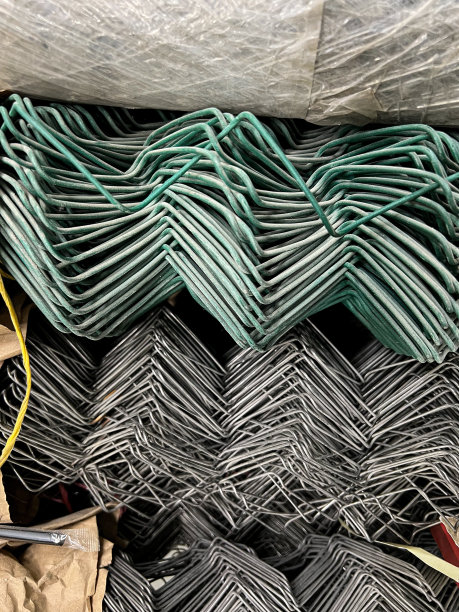 建筑，五金店。砖、板岩。商店仓库里有不同类型的砖。表干墙。图片下载