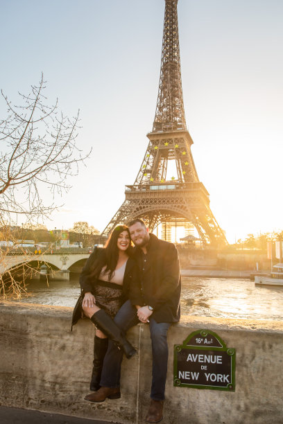 法国巴黎，这对幸福的情侣以埃菲尔铁塔为背景拍摄的垂直照片图片下载