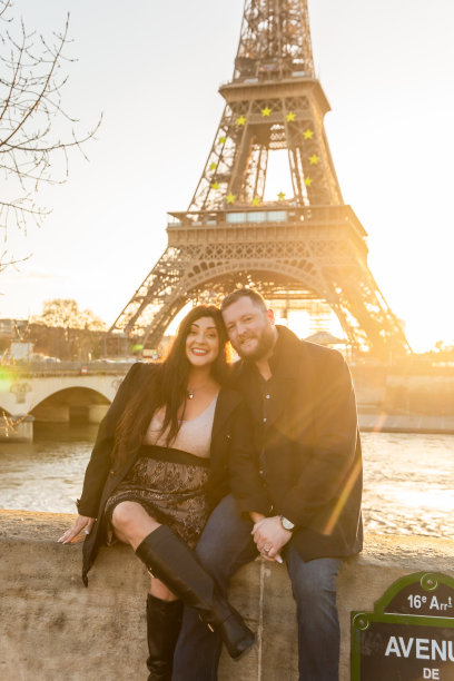 法国巴黎，这对幸福的情侣以埃菲尔铁塔为背景拍摄的垂直照片图片下载