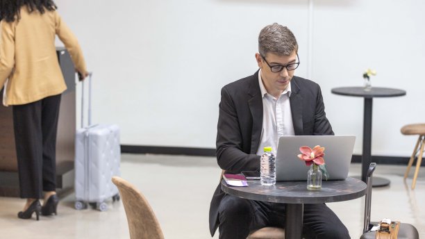 商人使用航空公司休息室设施图片下载