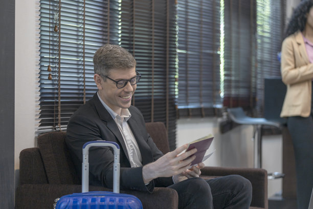 商人使用航空公司休息室设施图片下载