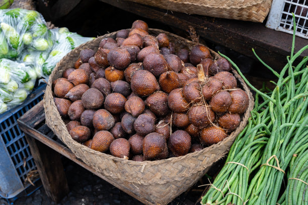 市场上卖着一个装着新鲜蛇果的竹篮，没有人图片下载