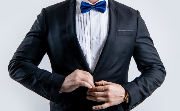 男士穿燕尾服正装，寸头观。穿着燕尾服的男人被孤立在白色背景上。图片下载