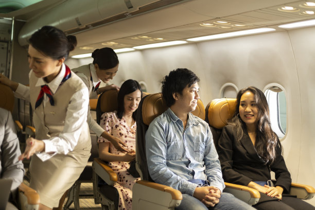 机舱内的乘客图片下载