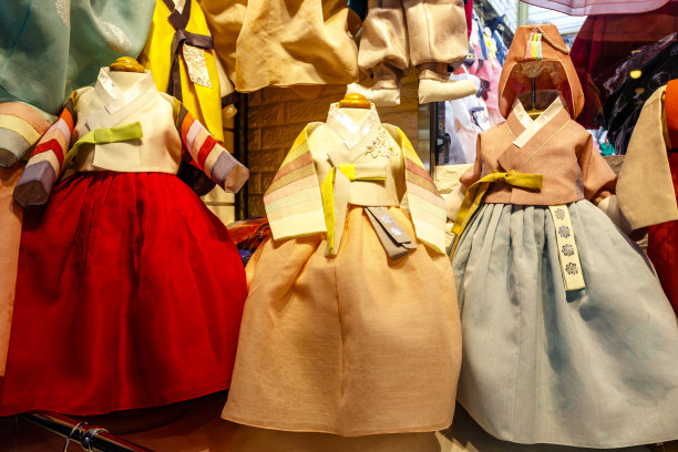 小型韩服，一种传统的韩国服装在韩国首尔的光市场出售图片下载