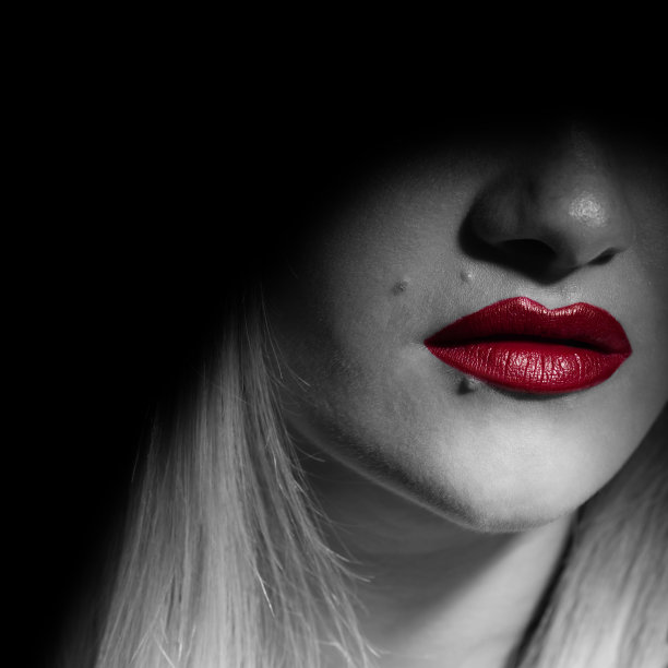 美丽的女人肖像，红唇部分脸被阴影覆盖图片下载