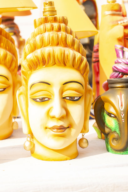 美丽的传统印度女人的偶像，工艺品，在加尔各答工艺品博览会期间出售。有选择性的重点。图片下载