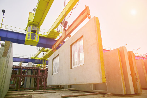 一名建筑工正在施工现场安装混凝土楼板。图片下载