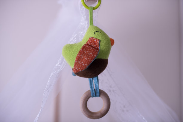 移动婴儿床。图片下载