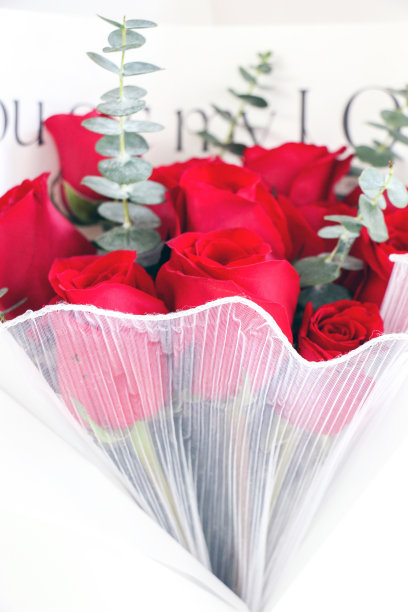 红色玫瑰花束（浪漫、爱和激情象征）竖版照片图片下载