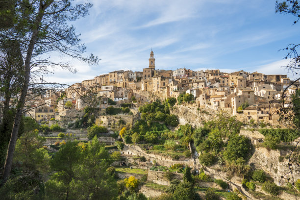 Bocairent村全景图片，以落基山脉和清晰的蓝天为背景。西班牙瓦伦西亚社区瓦尔达阿尔拜达的Comarca图片下载