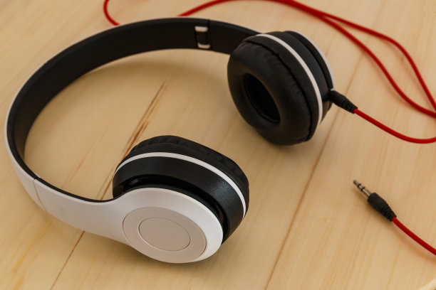 白色耳机。图片下载