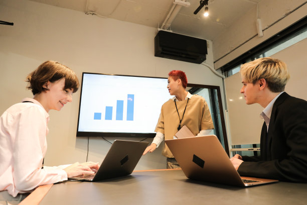 商业女性与不同的专业商业人士团队谈论公司战略图片下载