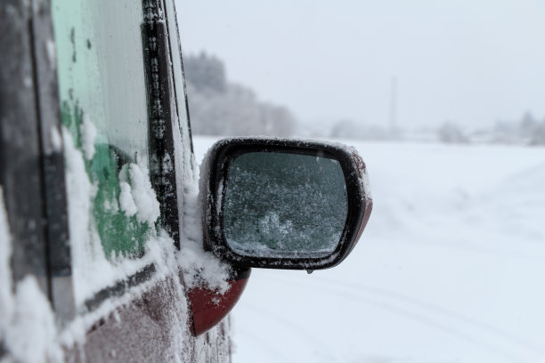 冬天在雪路上开车图片下载