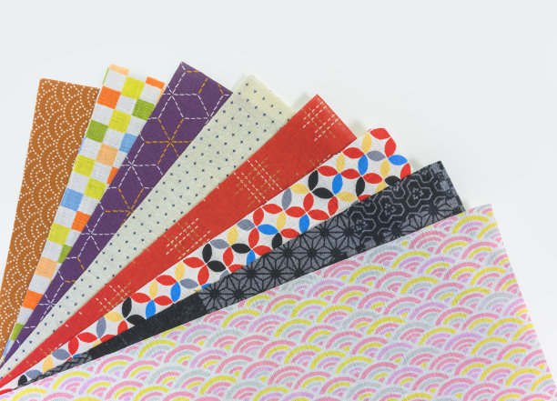 白色背景上有一系列传统日本几何图案的展开织物。图片下载