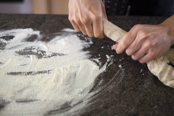 揉面团做饺子图片下载