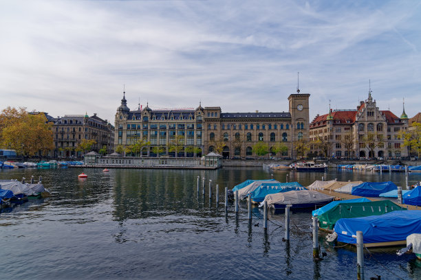 Famous wooden women bath at Limmat River with building in the background at City of Zürich on a blue cloudy autumn day.图片下载