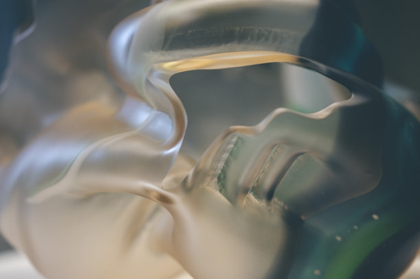 一件奇特的玻璃艺术品图片下载