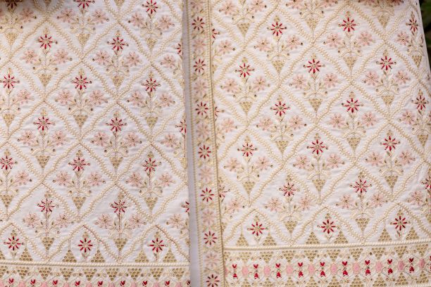 印度刺绣婚纱的特写图片下载