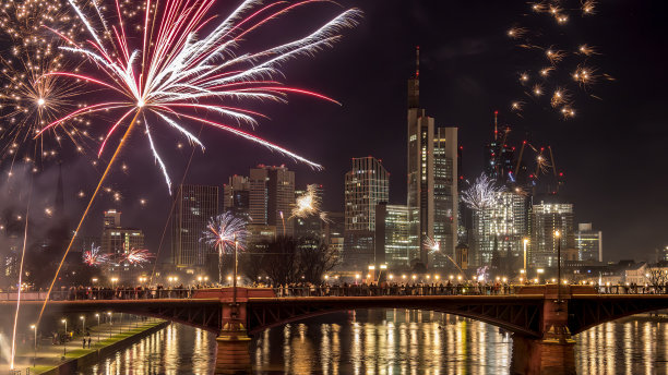新年前夜，头顶上放着烟花图片下载