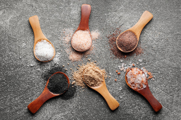 勺子与什锦特色盐图片下载