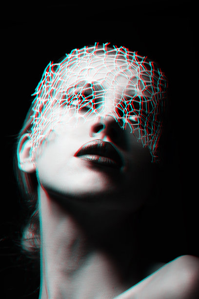 美丽的女人与花哨的化妆和抽象的面膜工作室肖像在RGB颜色分裂效果风格图片下载