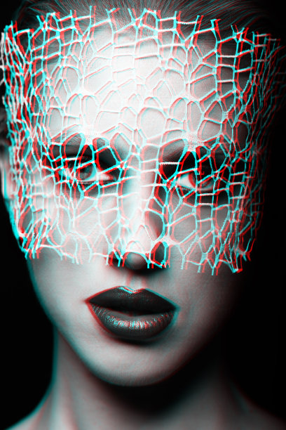 美丽的女人与花哨的化妆和抽象的面膜工作室肖像在RGB颜色分裂效果风格图片下载