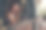 年轻女子，内容和喝咖啡在咖啡馆放松，和平和专注于笔记本电脑的工作。女性、女孩拿着热饮或茶休息一下，在咖啡厅吃午餐和思考。图片下载