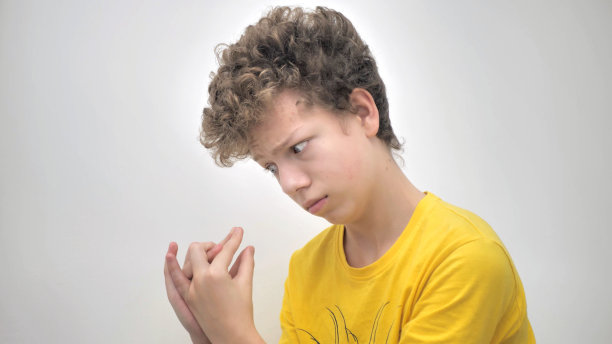 白色背景上的卷发青少年肖像图片下载