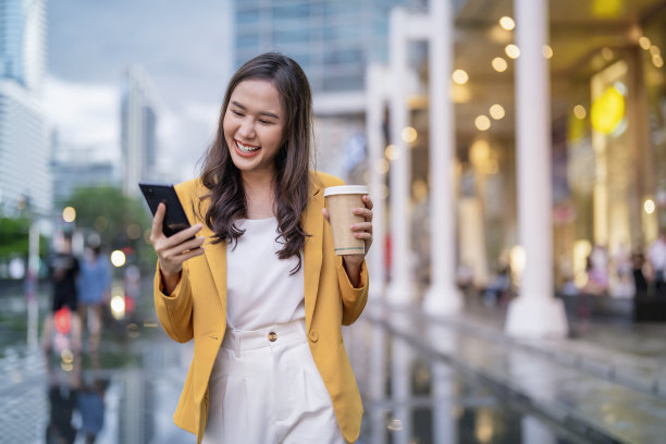 都市现代生活方式的时尚肖像亚洲年轻女性时尚休闲亚洲女性行走图片下载