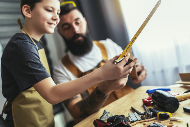 父子俩在家里用木板做家具图片下载