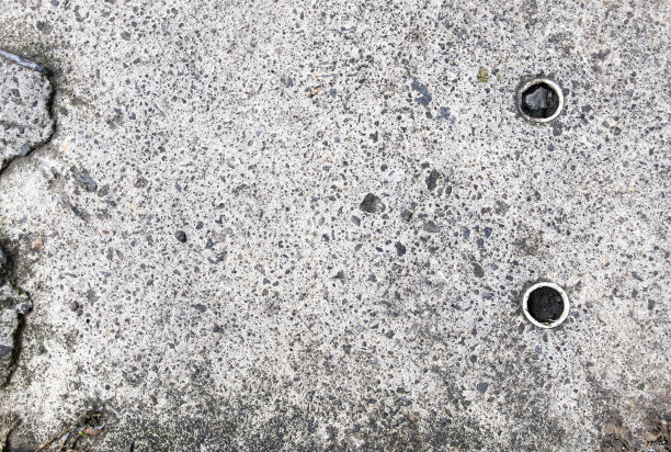 肮脏的白色混凝土墙与黑色污渍纹理图片下载